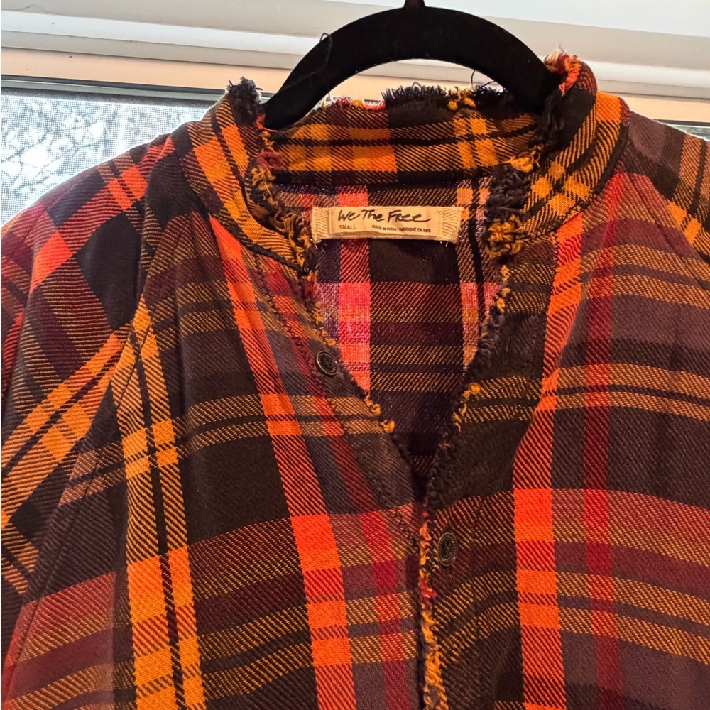 Women’s Free People oversized flannel. Raw hem detail. - Picture 2 of 4